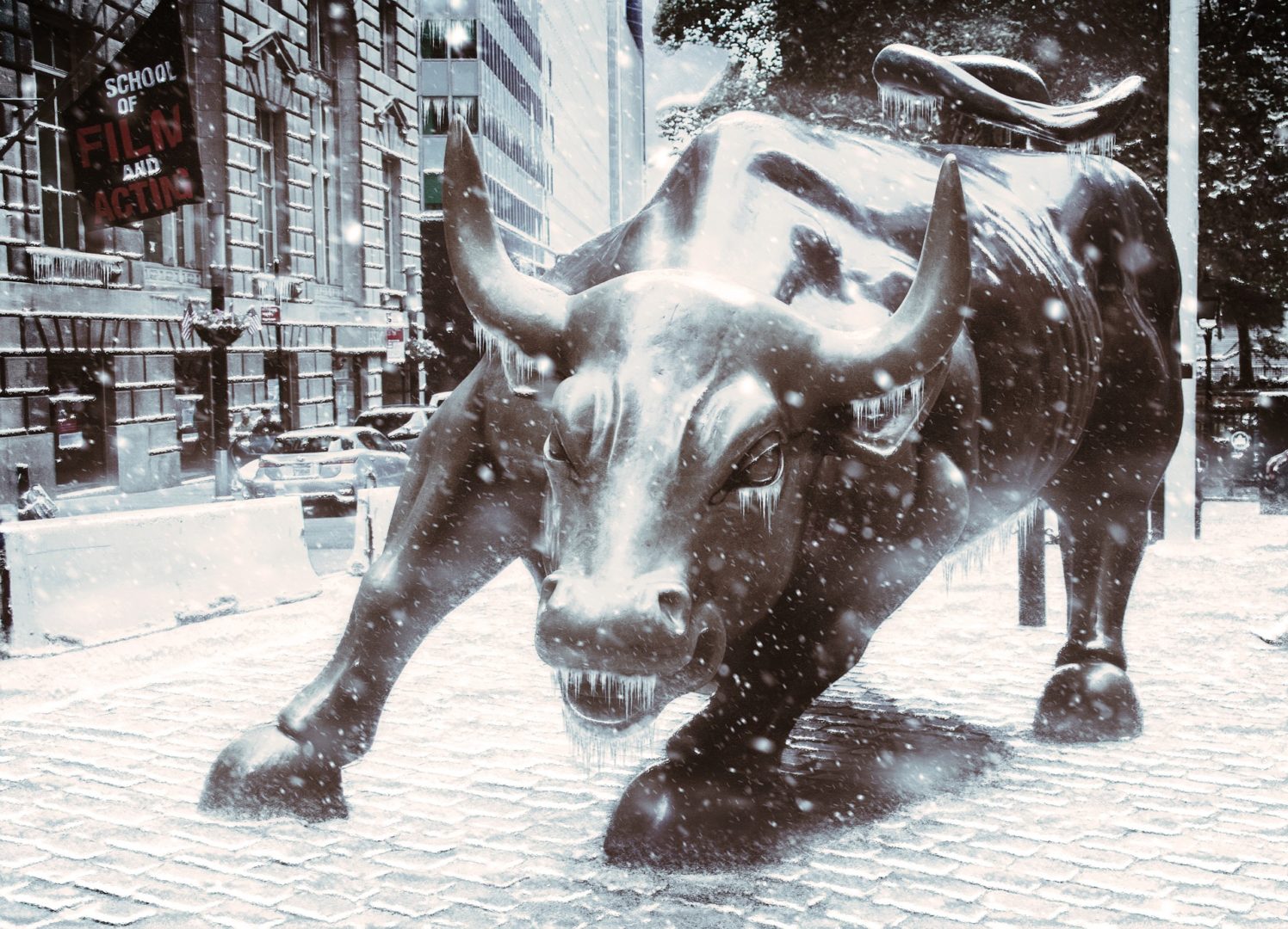 a estátua do touro na calçada de Wall Street em Nova York representando o Mercado Financeiro e o Serviço de Consultoria de Valore Mobiliário