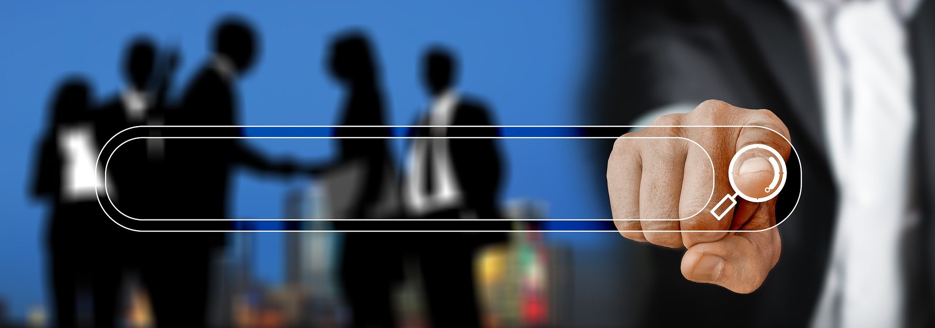 imagem de vários profissionais e um profissional apontando o dedo indicador representando a escolha de um entre vários profissionais do mercado financeiro e de capitais