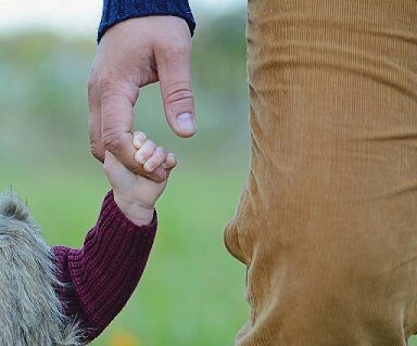 para alcançar a liberdade financeira de o primeiro passo filho pequeno dando primeiros passos segurando a mão do pai