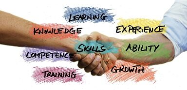 Aperto de mãos simbolizando o compromisso da contratação com os valores, princípios e regulação para a segurança e confiança do Cliente