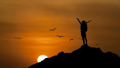 alcançar liberdade financeira topo montanha liberdade