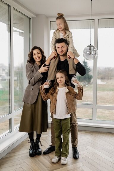 servicos-clientes-familia-4-site-rpm-liberta-384-x-576 Família feliz adquirindo um apartamento novo através da Liberdade Financeira